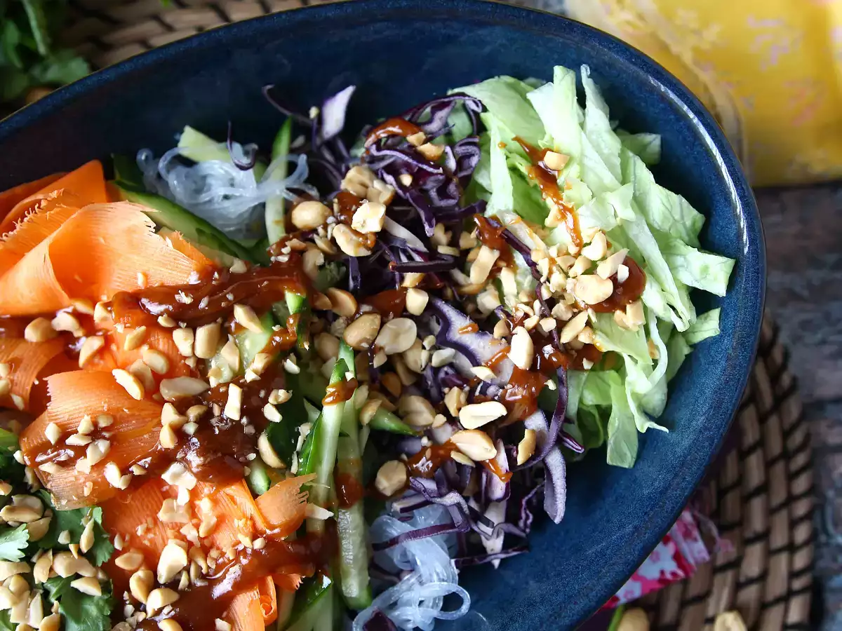 Разноцветный салат с рисовой вермишелью и креветками и острым арахисовым соусом - фото 2