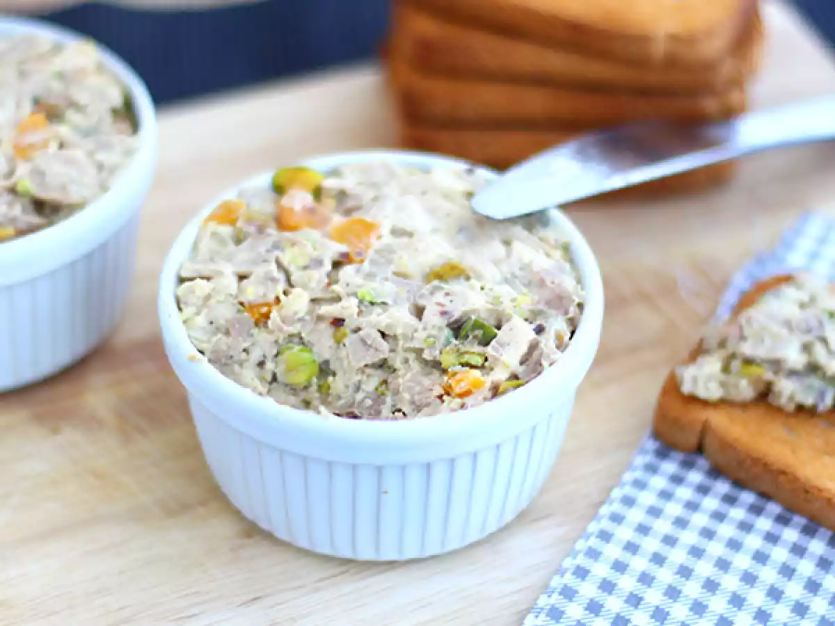 Рийет с курицей, фисташками и горчицей