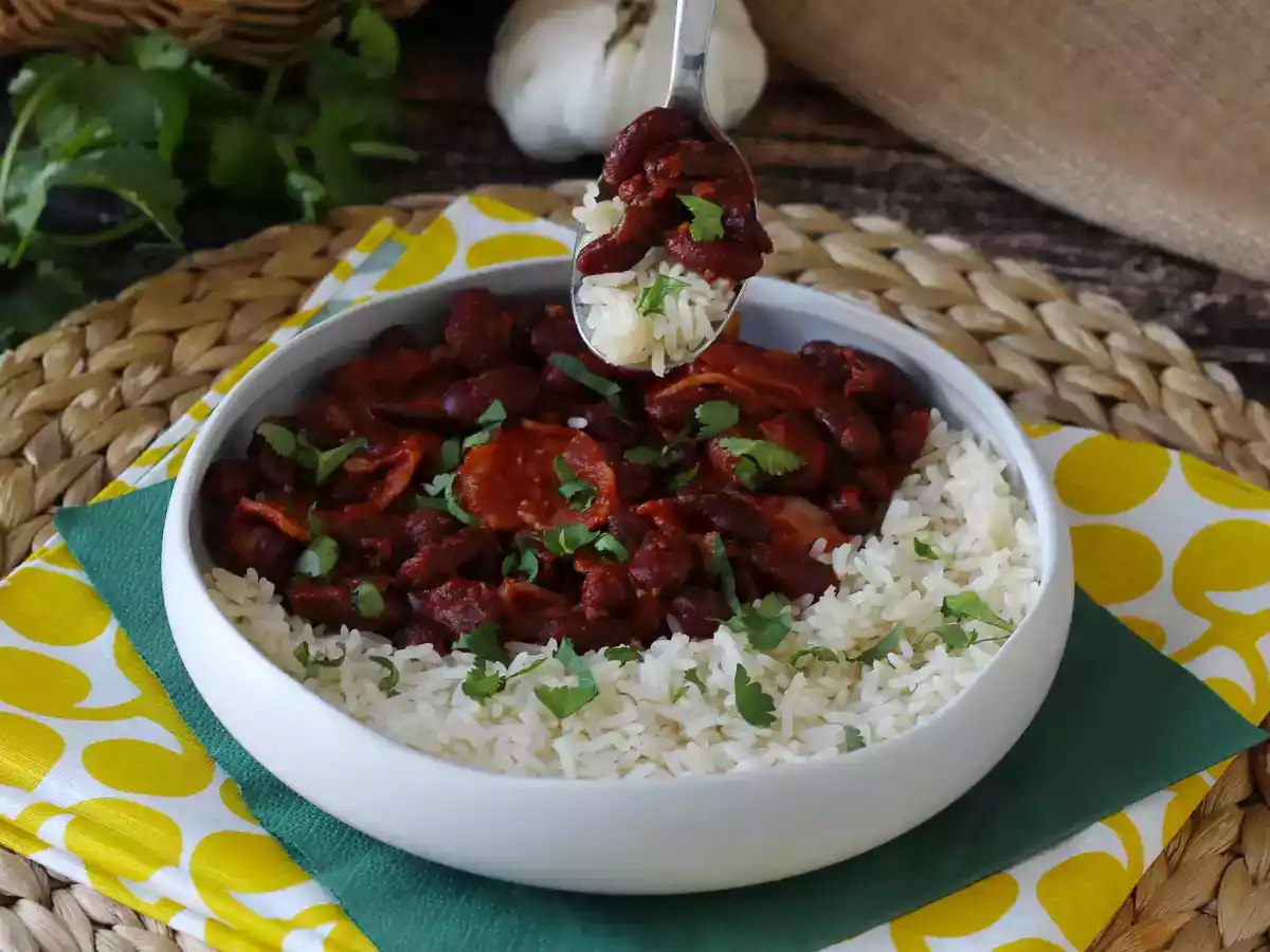 Рис с красной фасолью и беконом: типичное кубинское блюдо