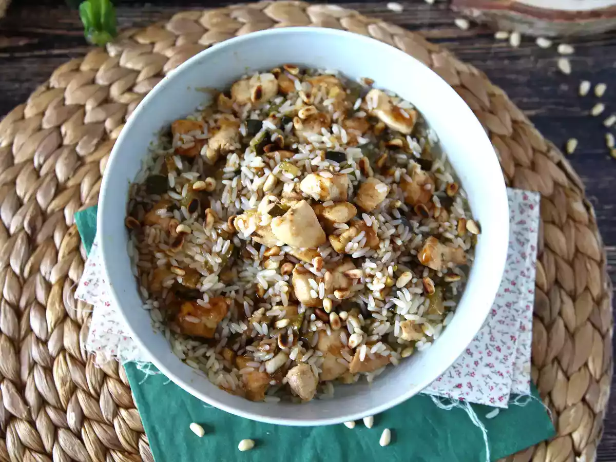 Рисовый салат с курицей, кабачками, кедровыми орешками и глазурью из бальзамического уксуса - фото 3