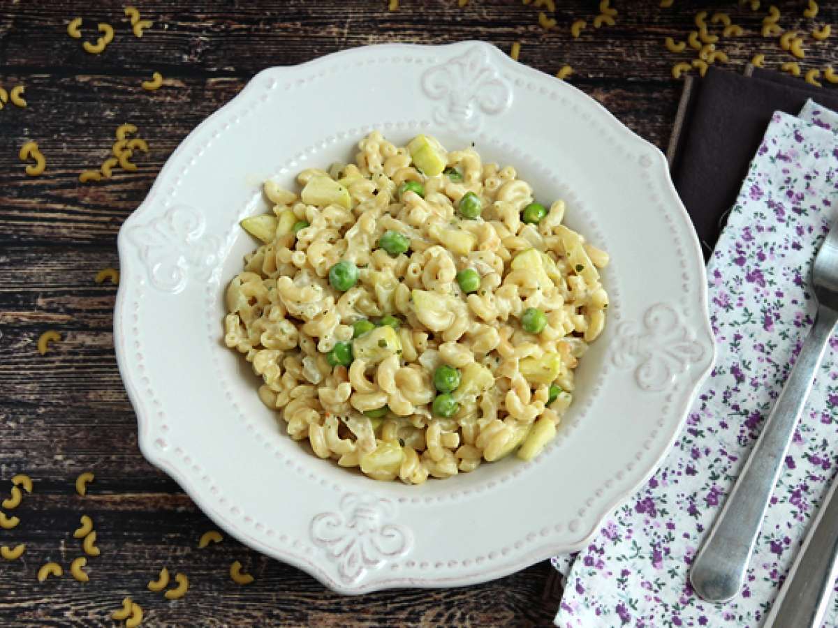 Ризотто из макарон с горошком, кабачками и сливочным сыром с чесноком и зеленью