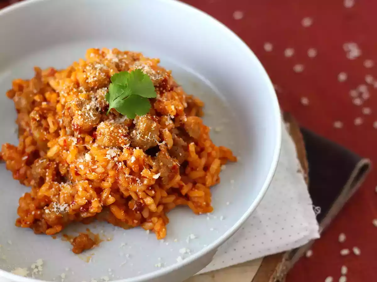 Ризотто 'ндуджа с колбасой, первое блюдо с насыщенным вкусом