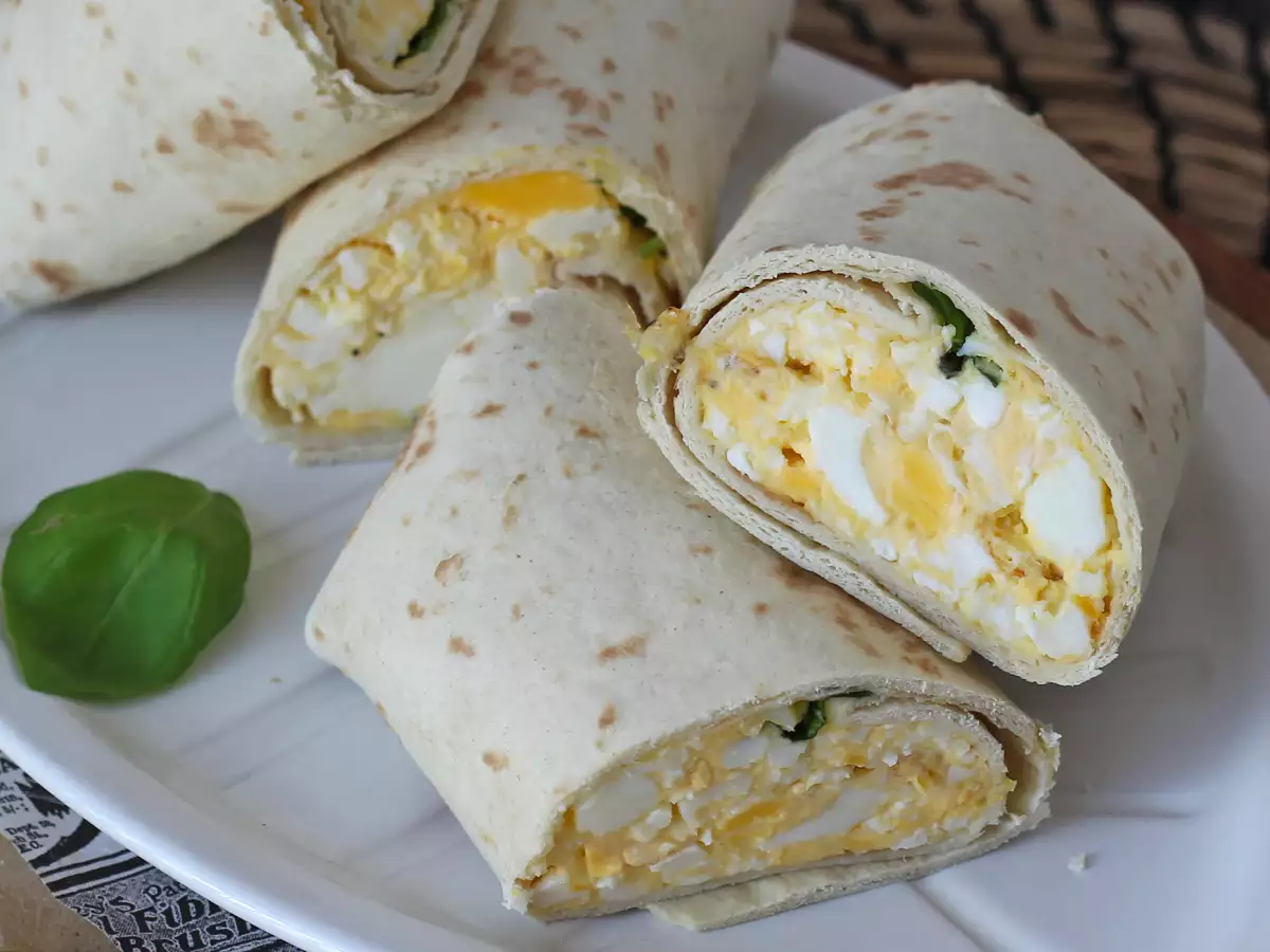Ролл с яйцом и фетой — нежный и богатый белком - фото 4