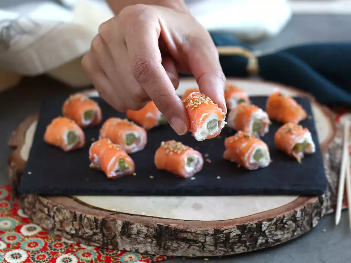 Рулетики из копчёного лосося с козьим сыром и спаржей - фото 2