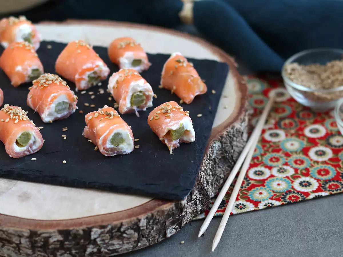 Рулетики из копчёного лосося с козьим сыром и спаржей - фото 5