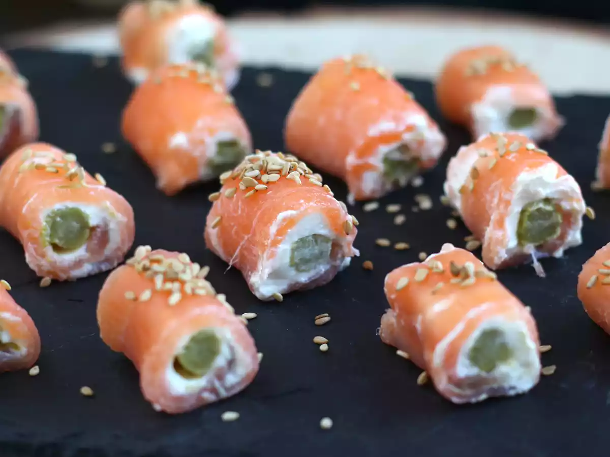 Рулетики из лосося с козьим сыром и спаржей