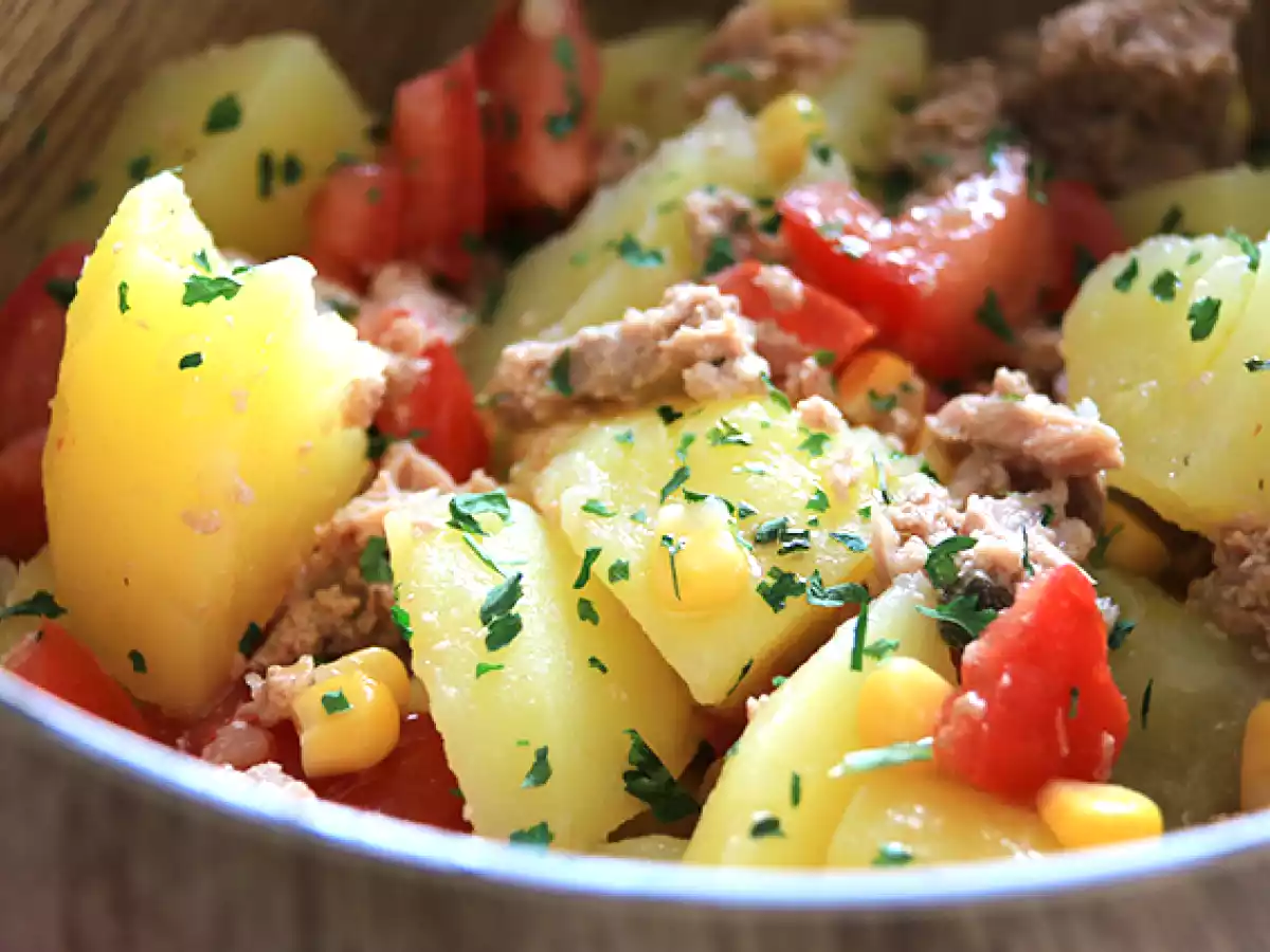 Салат из картофеля, тунца и помидоров