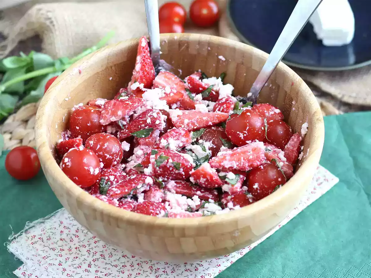 Салат из клубники, помидоров, феты и базилика