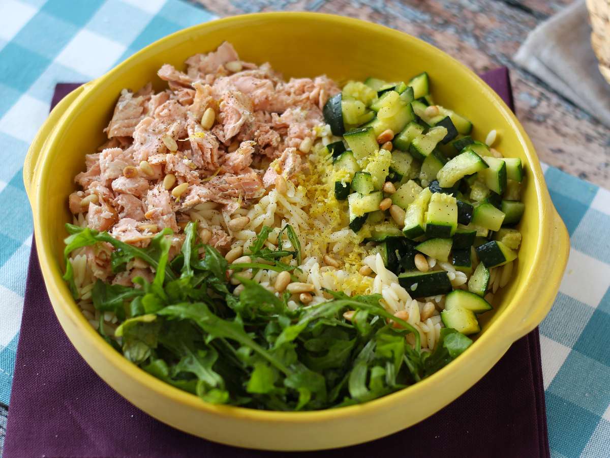 Салат из макарон орзо с лососем и кабачками