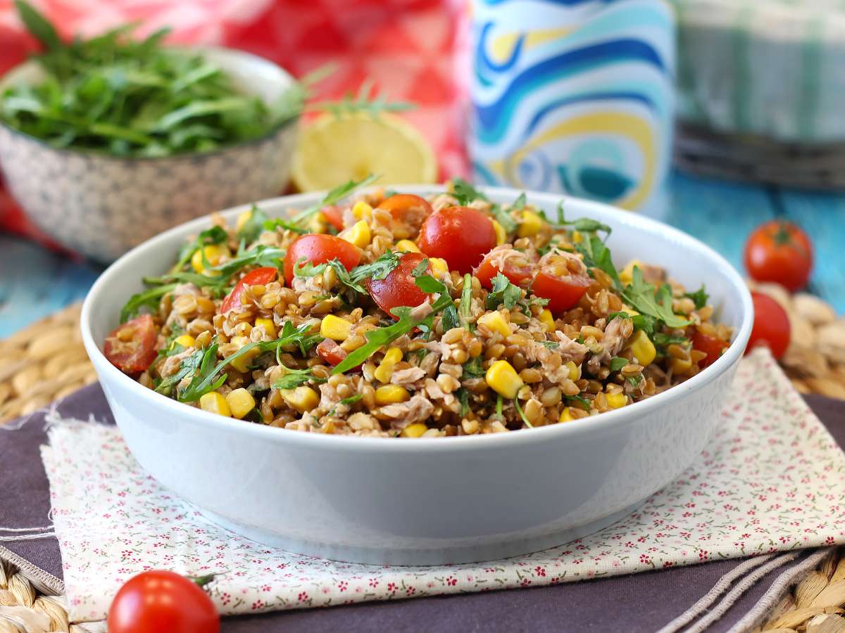 Салат из полбы с тунцом — лёгкий и вкусный рецепт на любое время года
