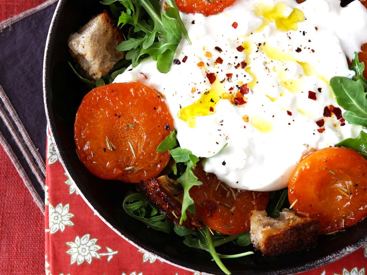 Салат из жареных абрикосов, рукколы и бурраты