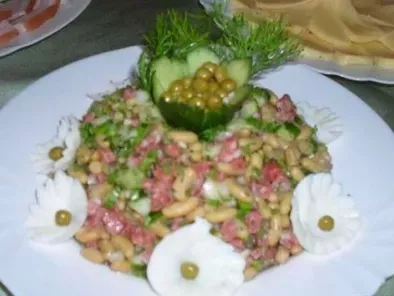 Салат с фасолью, колбасой и горошком