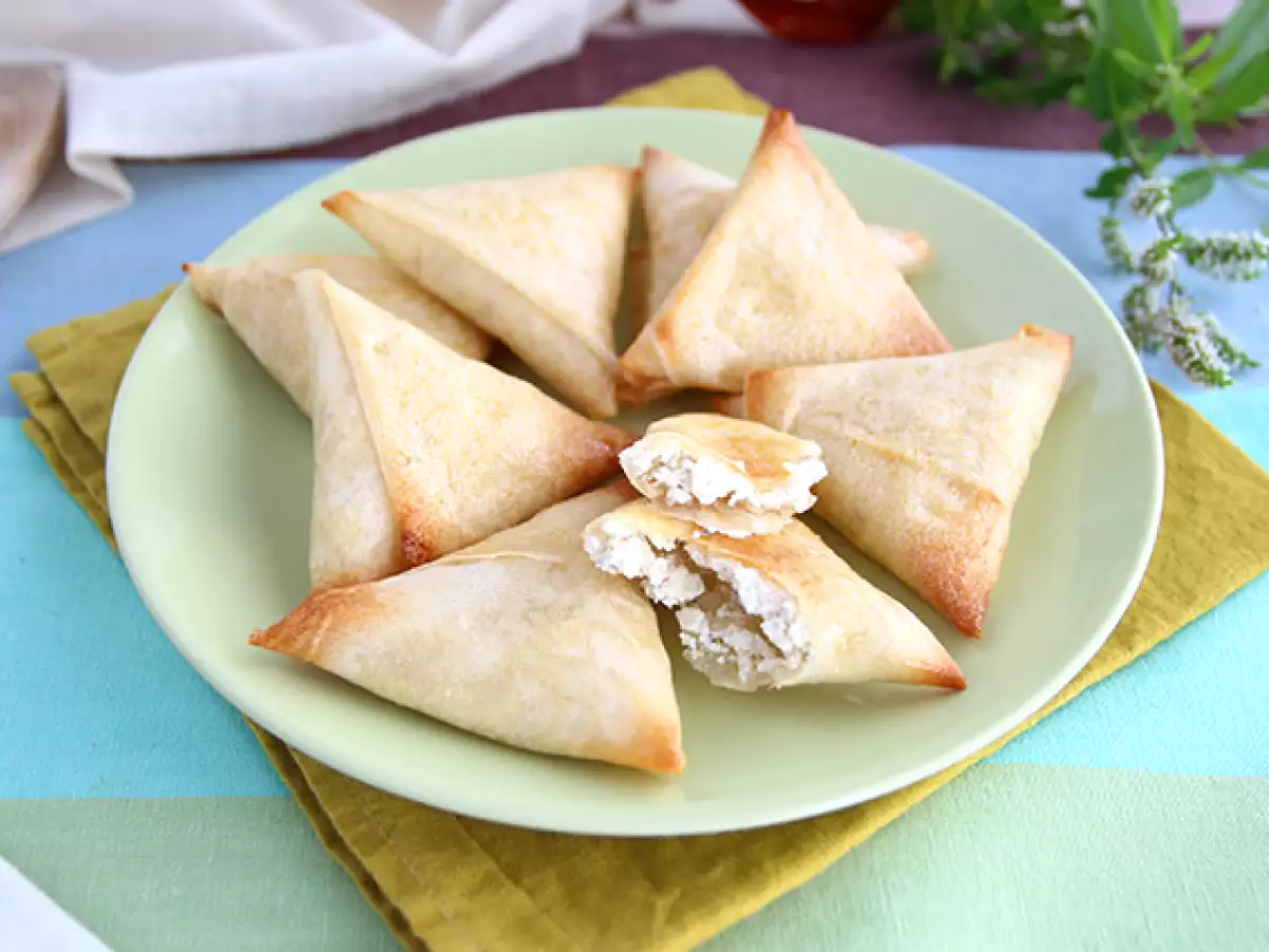 Самосы с козьим сыром и мёдом