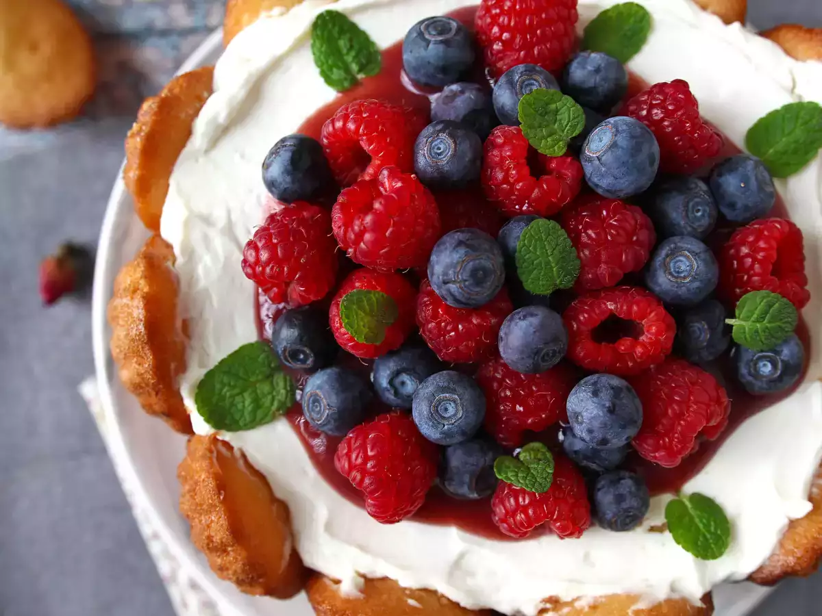 Шарлотка из красных фруктов с мадленками - фото 2