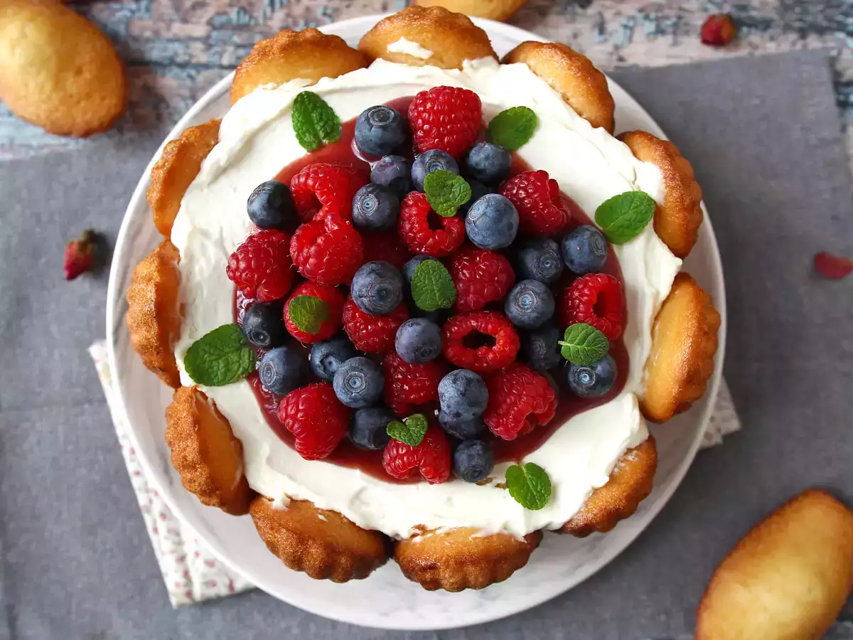 Шарлотка из красных фруктов с мадленками - фото 5