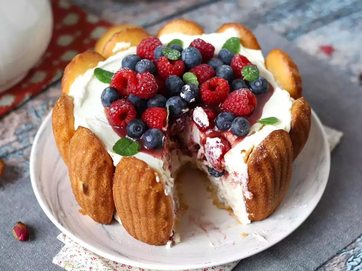 Шарлотка из красных фруктов с мадленками - фото 8