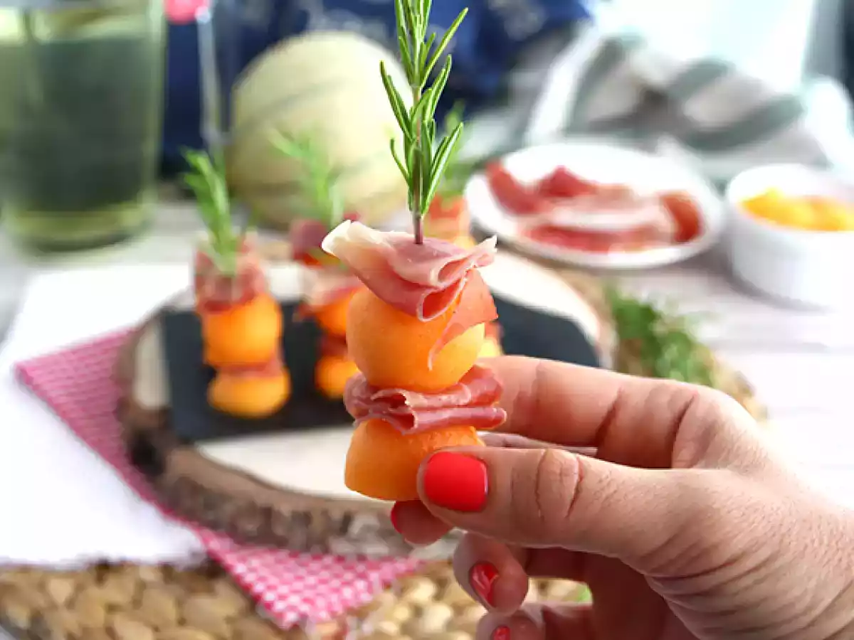 Шашлычки из дыни, ветчины и розмарина с аперитивом - фото 3