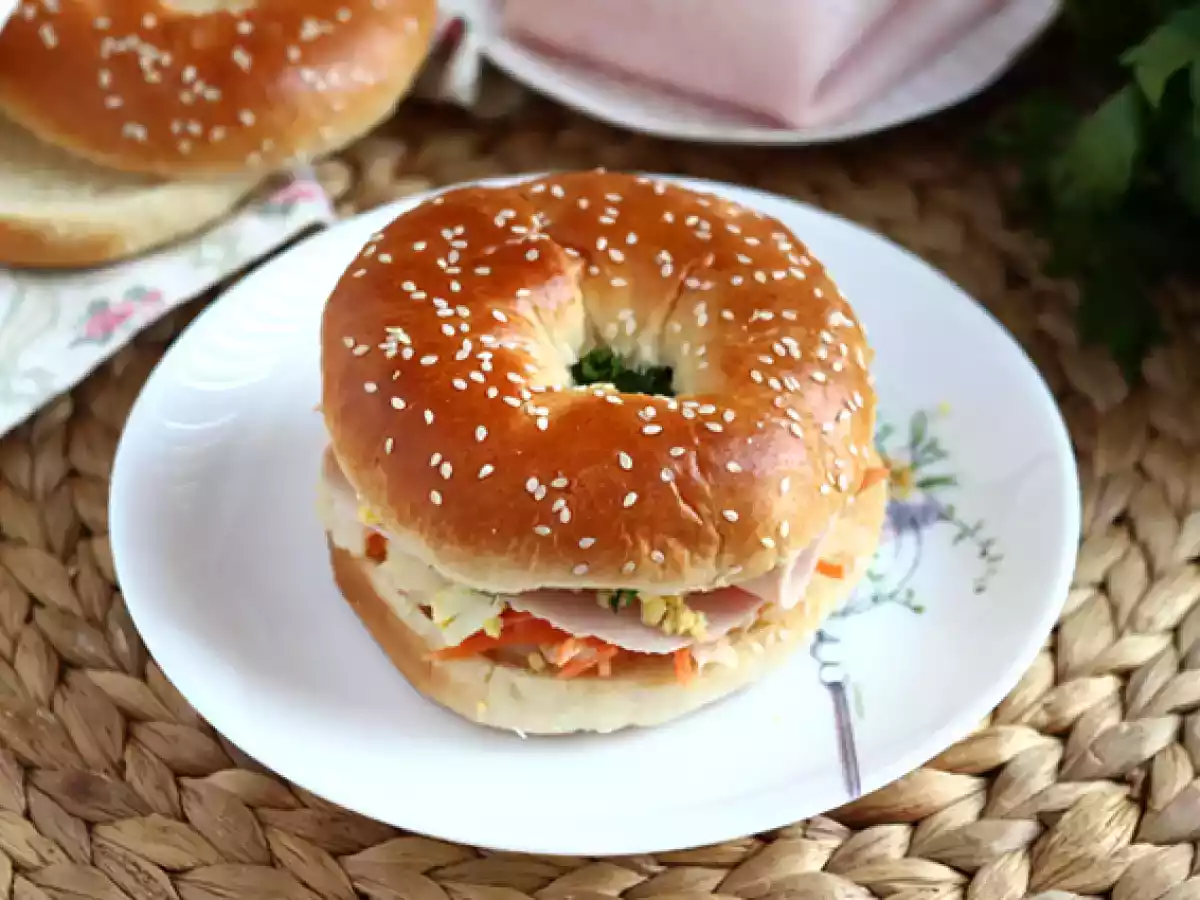 Сэндвич с бейглом из индейки, капустный салат, яйцо вкрутую - фото 2