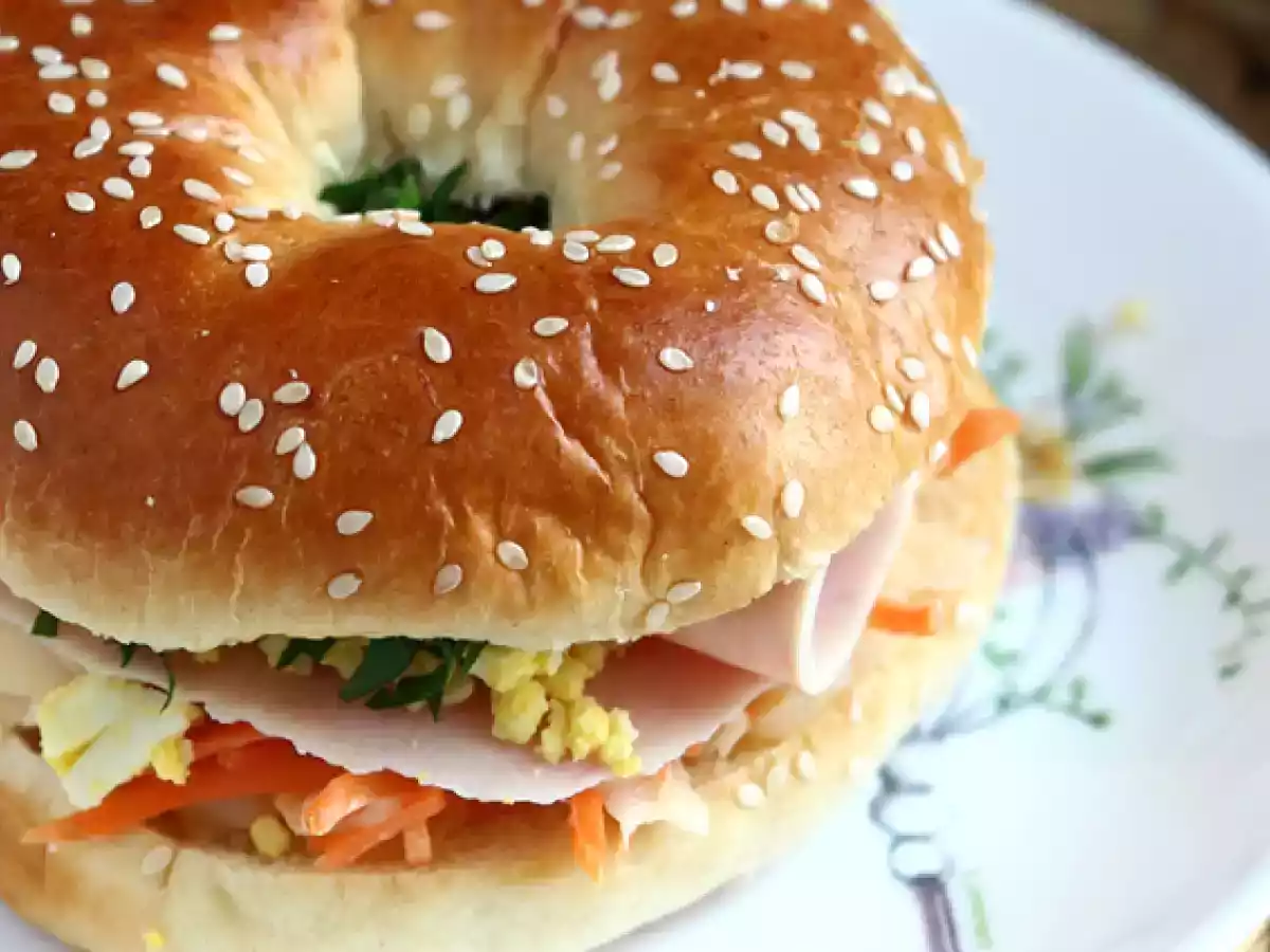 Сэндвич с бейглом из индейки, капустный салат, яйцо вкрутую - фото 3