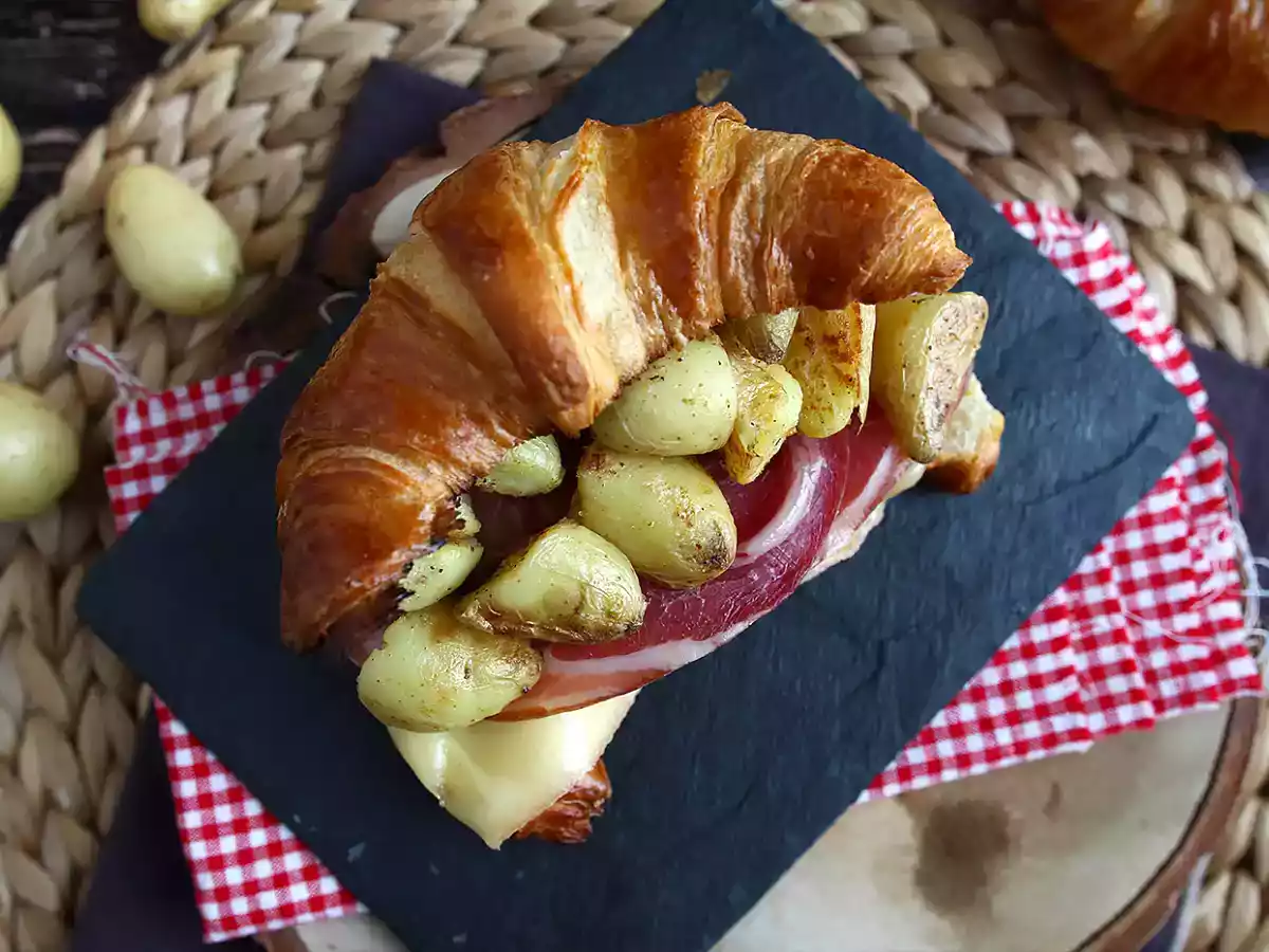 Сэндвич с круассаном из раклетты для вкусного позднего завтрака! - фото 2