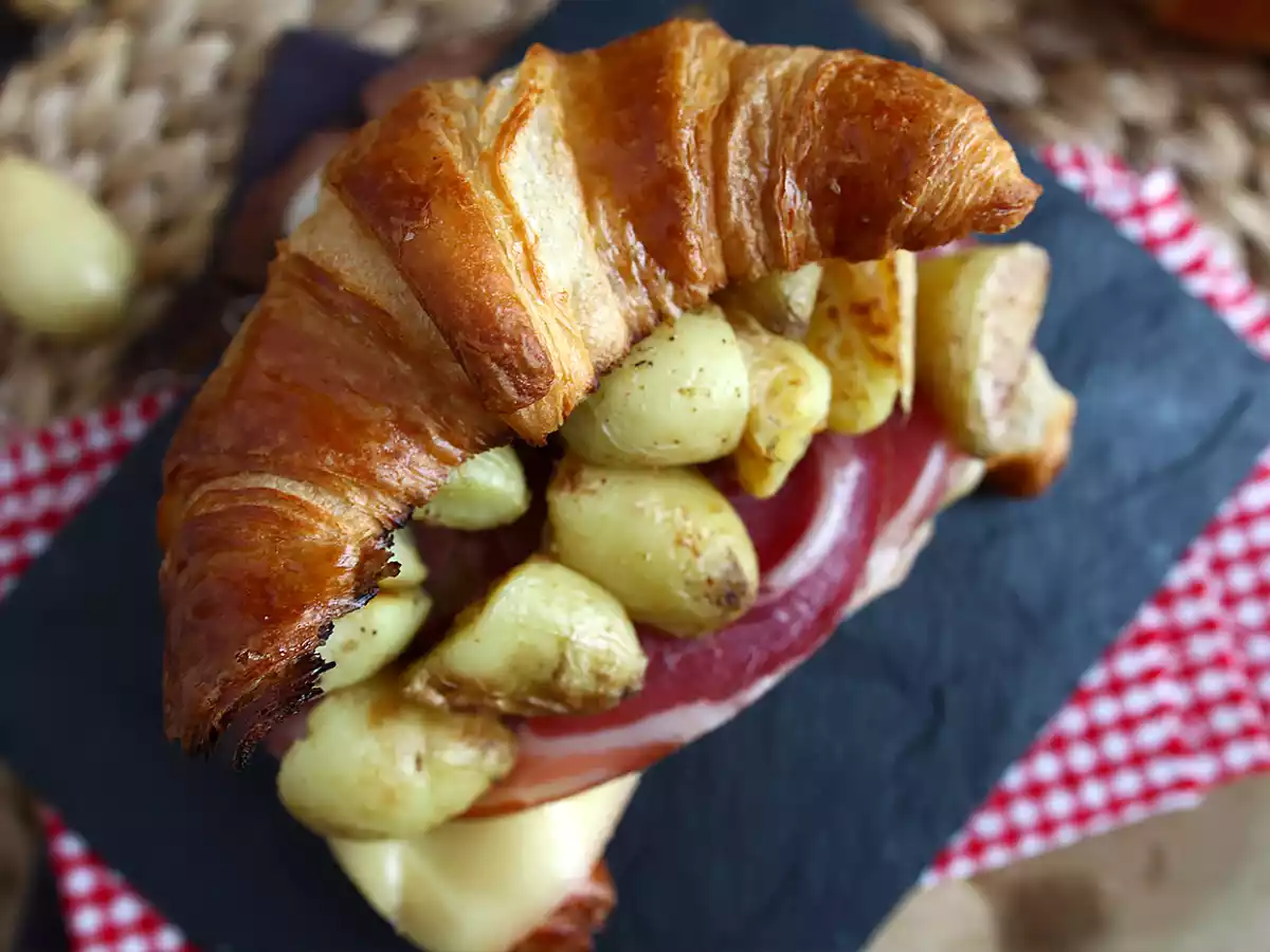 Сэндвич с круассаном из раклетты для вкусного позднего завтрака! - фото 4