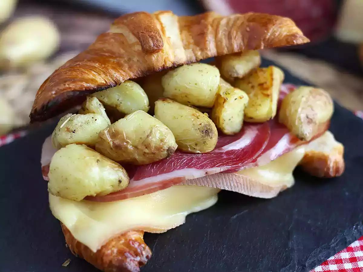 Сэндвич с круассаном из раклетты для вкусного позднего завтрака! - фото 5