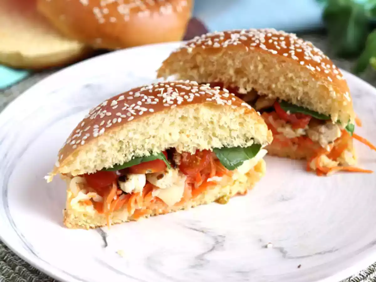 Сэндвич с маринованной курицей, капустным салатом, помидорами и базиликом