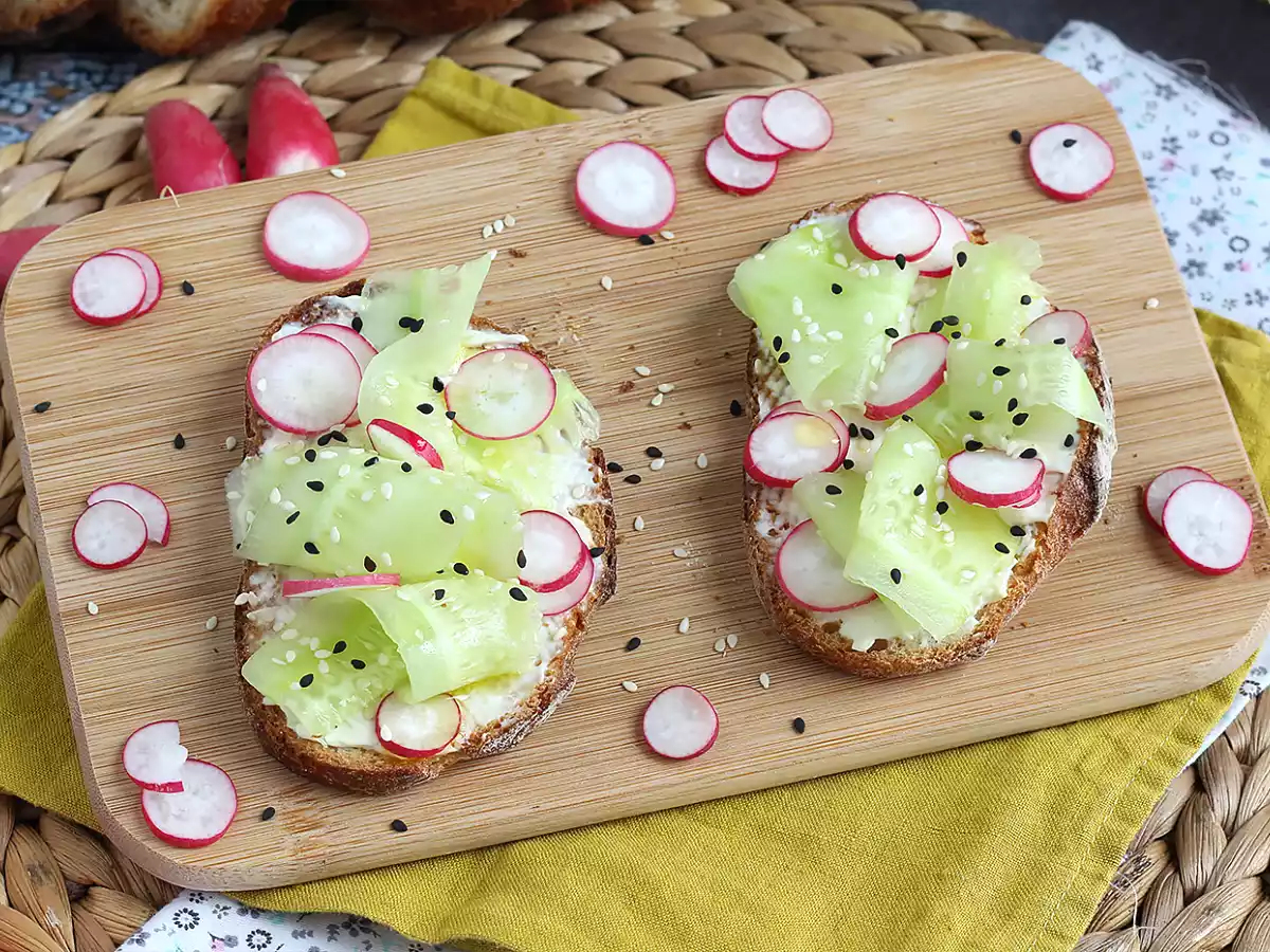 Сэндвичи с огурцом и редисом со сливочным сыром