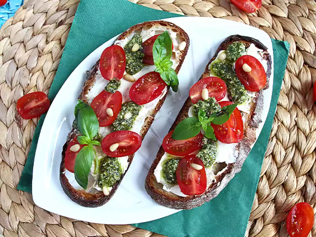 Сэндвичи со свежим сыром, песто и помидорами черри - фото 4