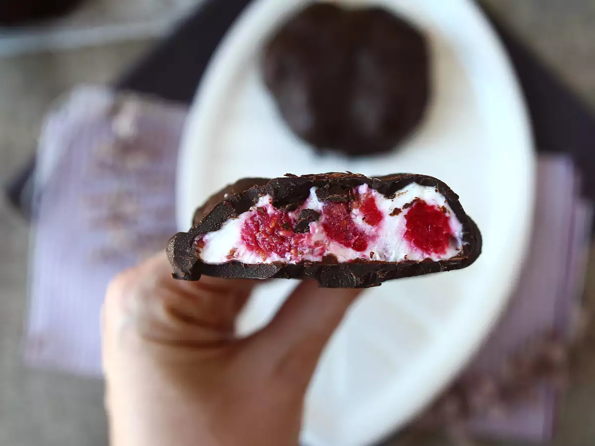 Скайра, малина и шоколадное мороженое. Полезный перекус для солнечных дней! - фото 2