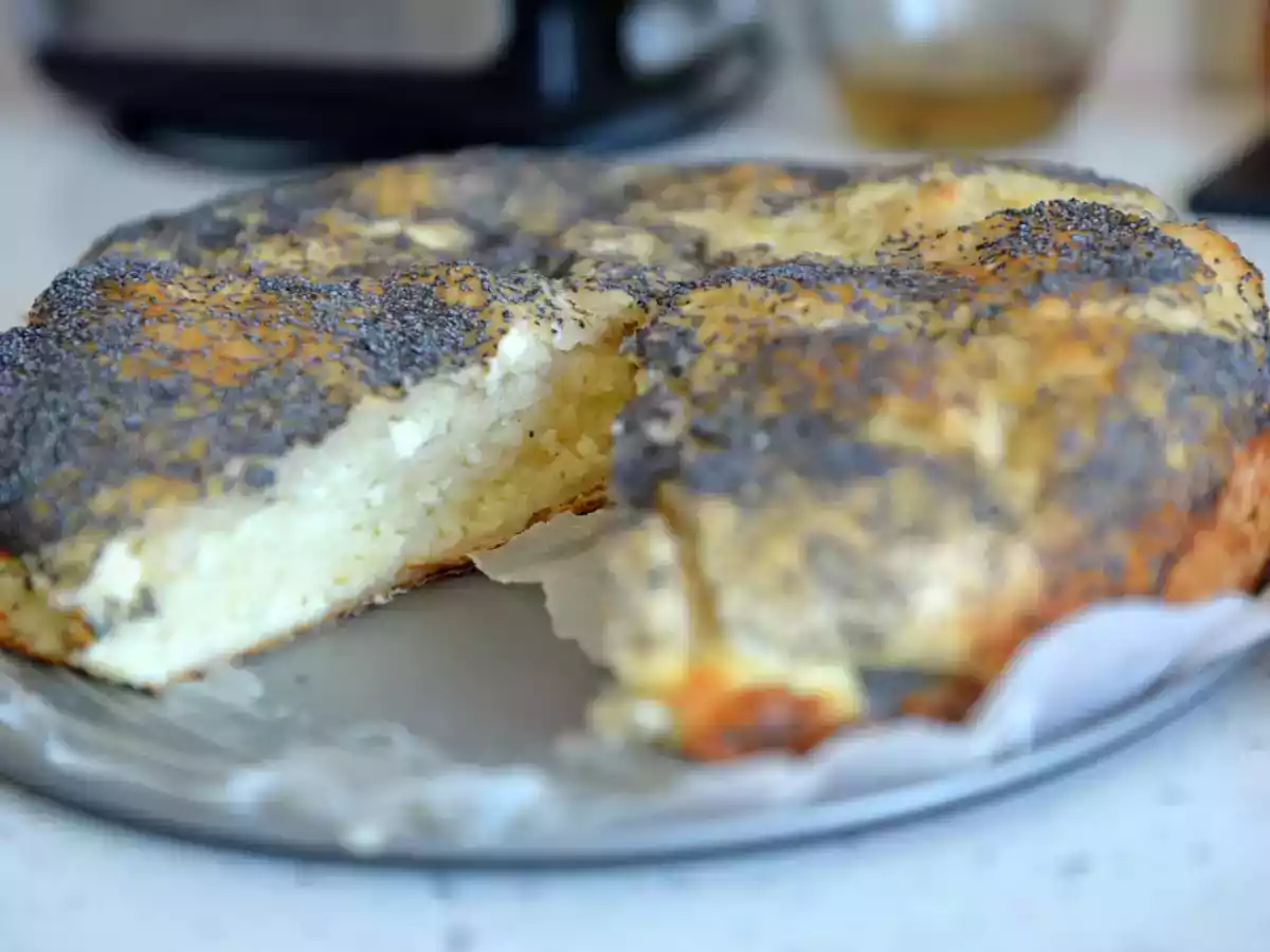 Сладкий пирог с сыром и йогуртом и маковой корочкой