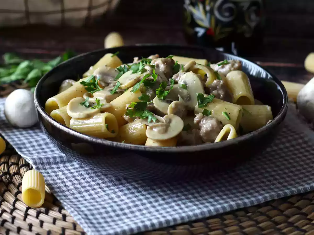 Сливочная паста с грибами и колбасой