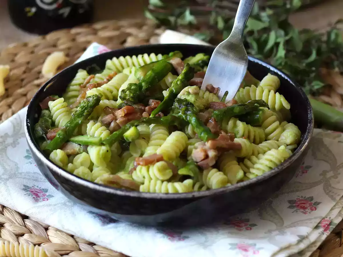 Сливочная паста со спаржей и беконом: простой и вкусный рецепт