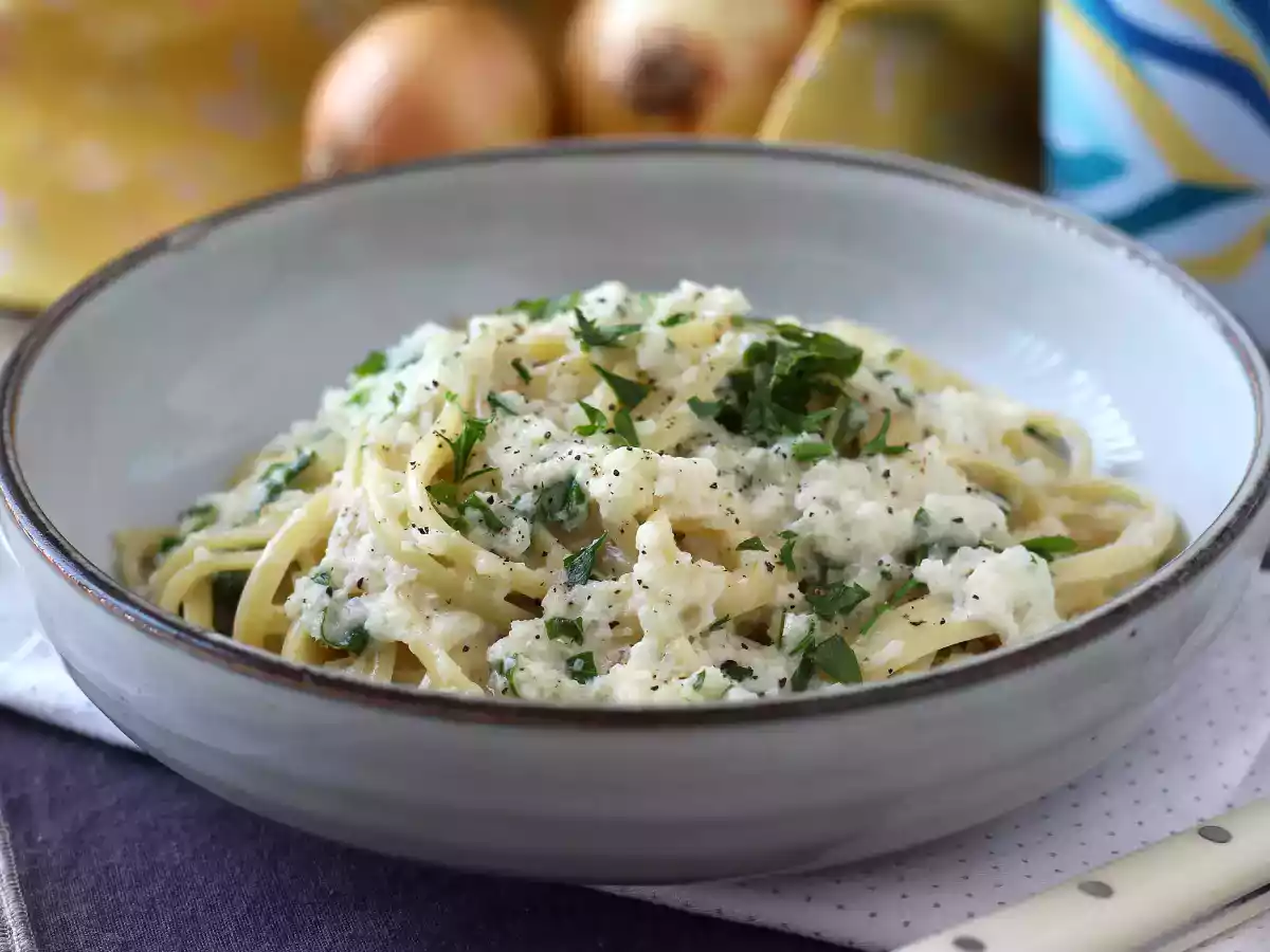 Сливочно-луковая паста: вкусное и недорогое первое блюдо!