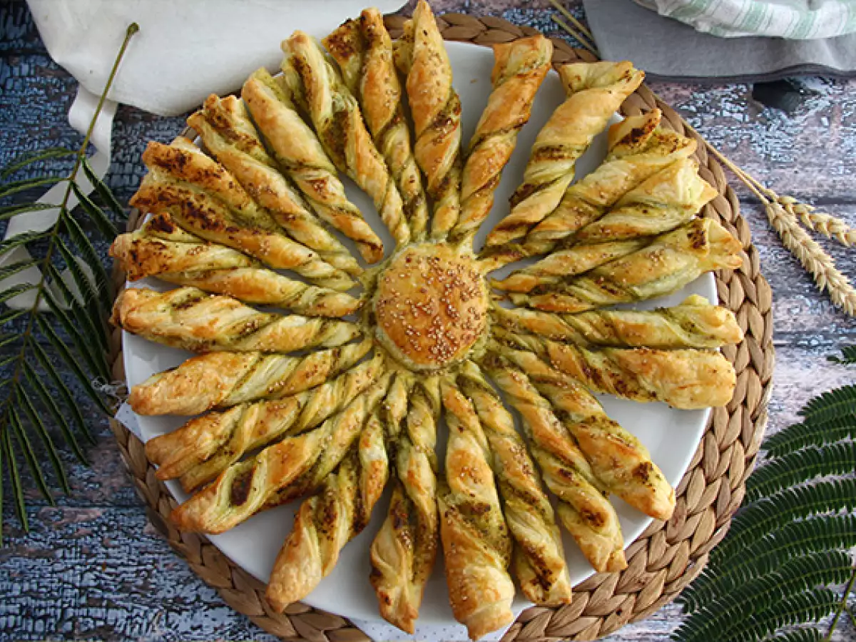 Слоёная закуска «Солнце» с песто