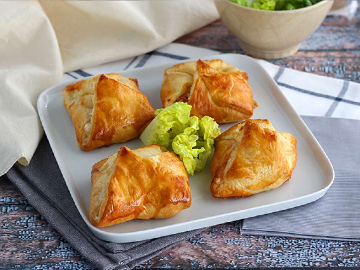 Слоёные конвертики с копчёным лососем и козьим сыром