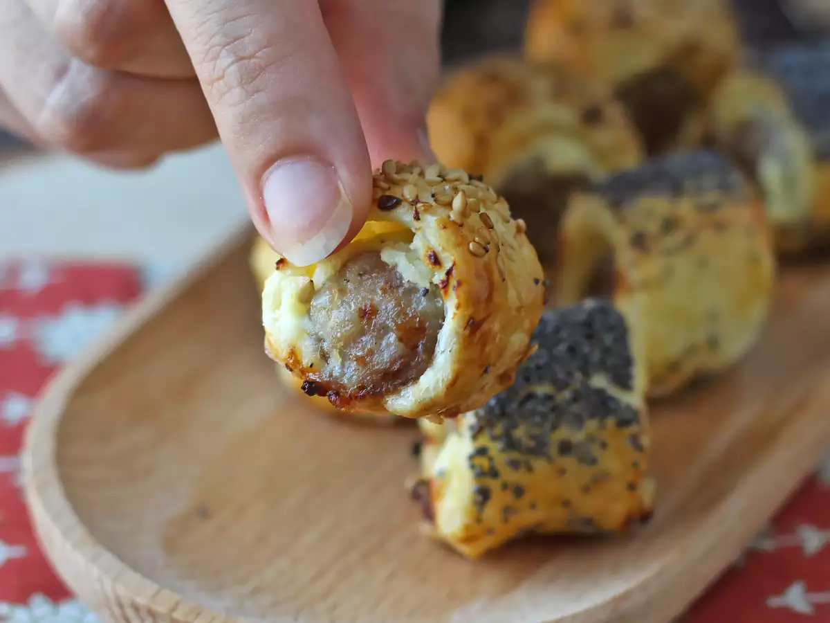 Слоёные мини-рулетики с колбасой и сыром в аэрогриле - фото 3