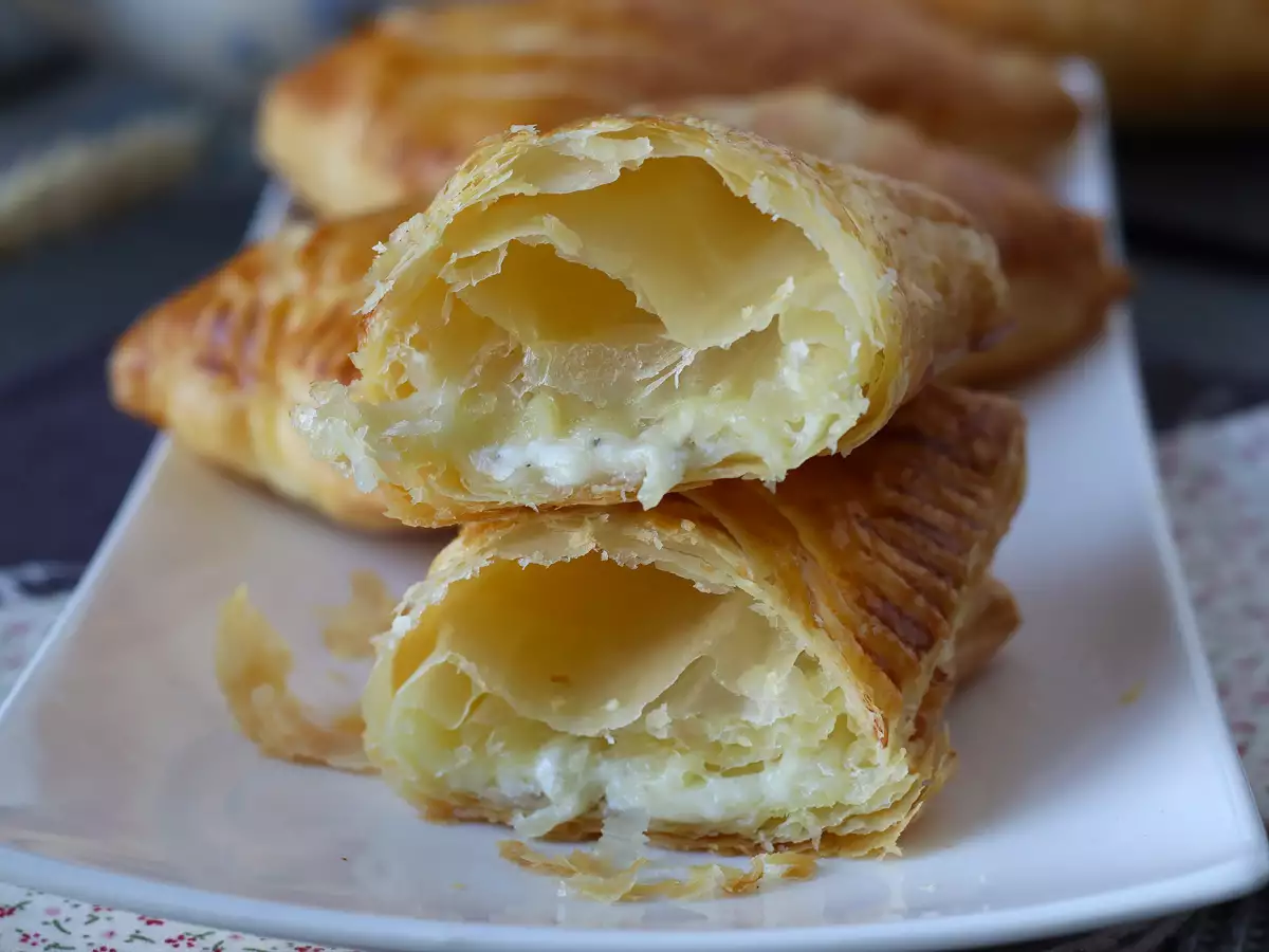 Слоёные пирожки с сыром: простой и любимый с детства рецепт - фото 4