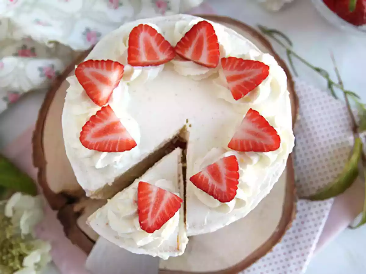 Слоеный торт с клубникой и кремом из маскарпоне - фото 3
