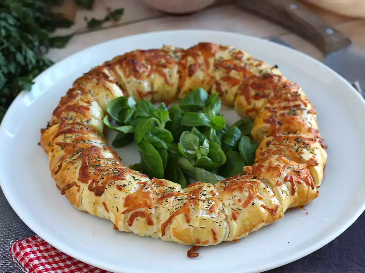 Слоёный венок с лососем и горчицей