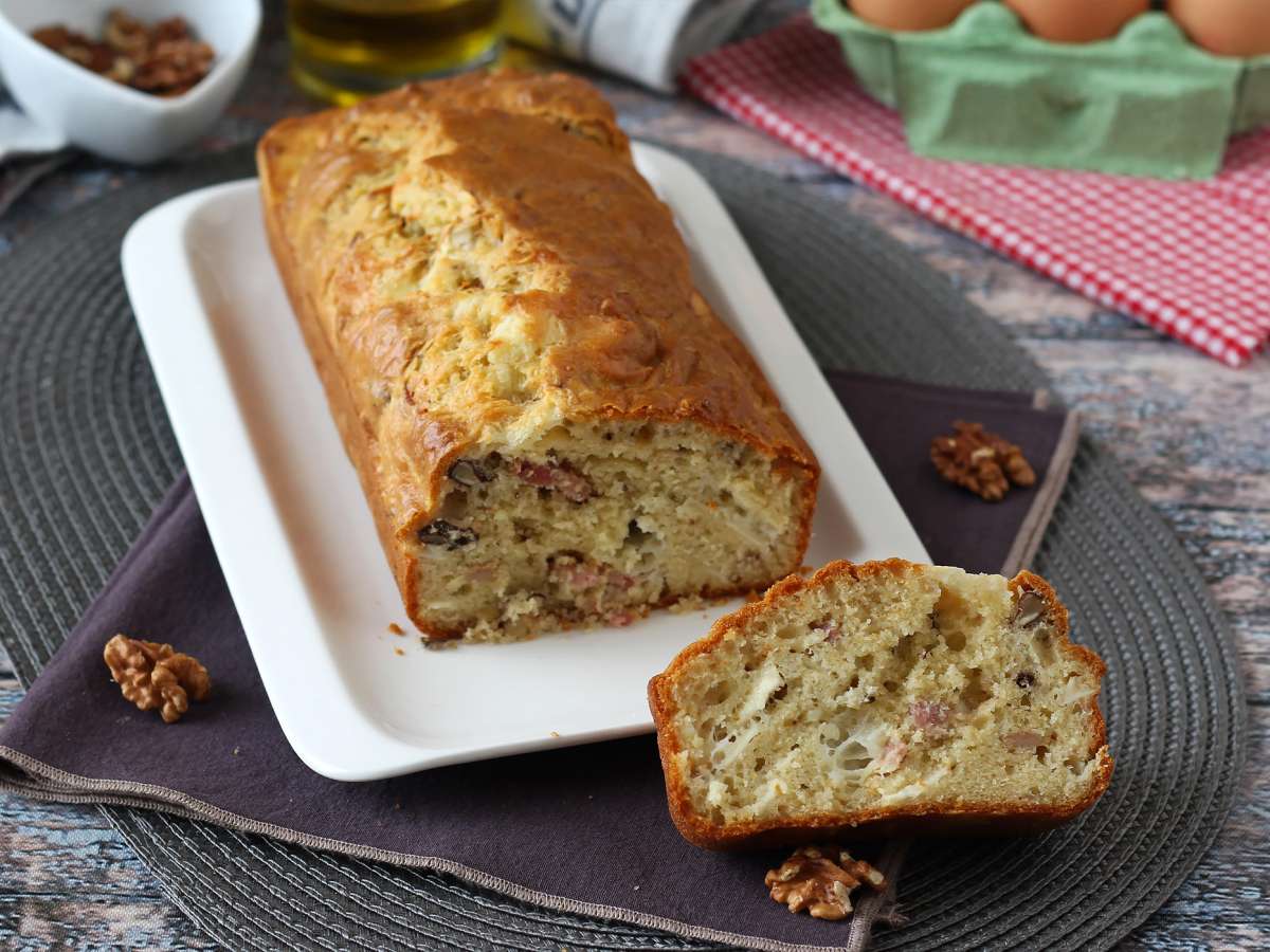 Солёный кекс с беконом, козьим сыром и грецкими орехами