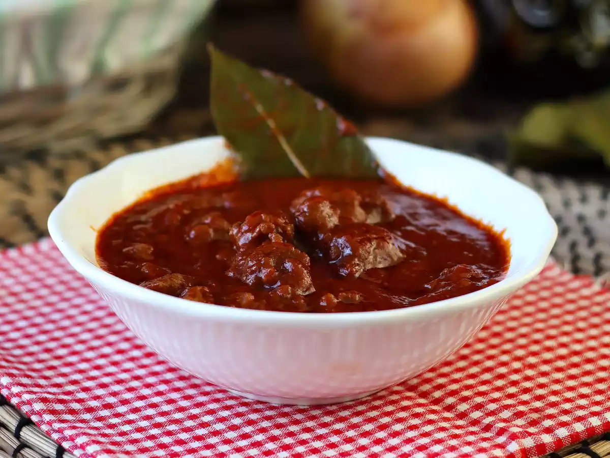 Соус для колбасы: вкусный и простой в приготовлении