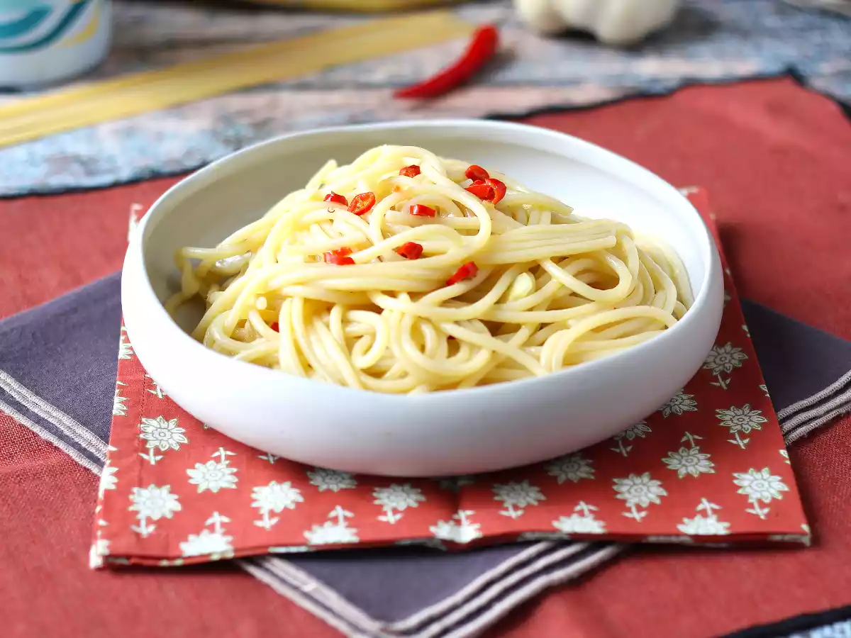 Спагетти aglio, olio e peperoncino: блюдо итальянской традиции, приготовленное в последнюю минуту - фото 2
