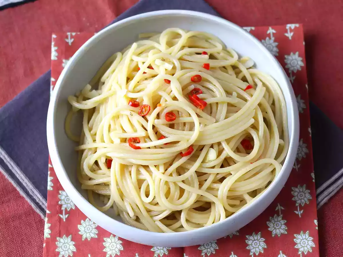 Спагетти aglio, olio e peperoncino: блюдо итальянской традиции, приготовленное в последнюю минуту - фото 3