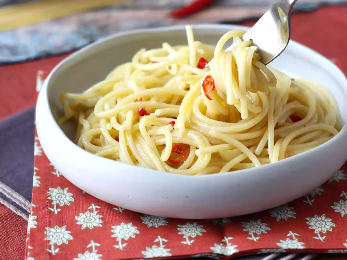 Спагетти aglio, olio e peperoncino: блюдо итальянской традиции, приготовленное в последнюю минуту - фото 4