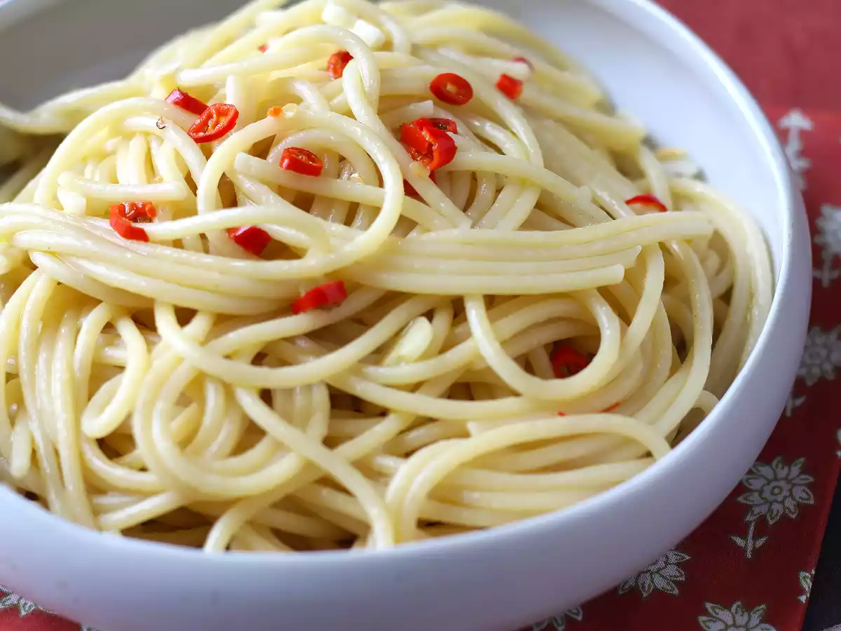 Спагетти aglio, olio e peperoncino: блюдо итальянской традиции, приготовленное в последнюю минуту - фото 5