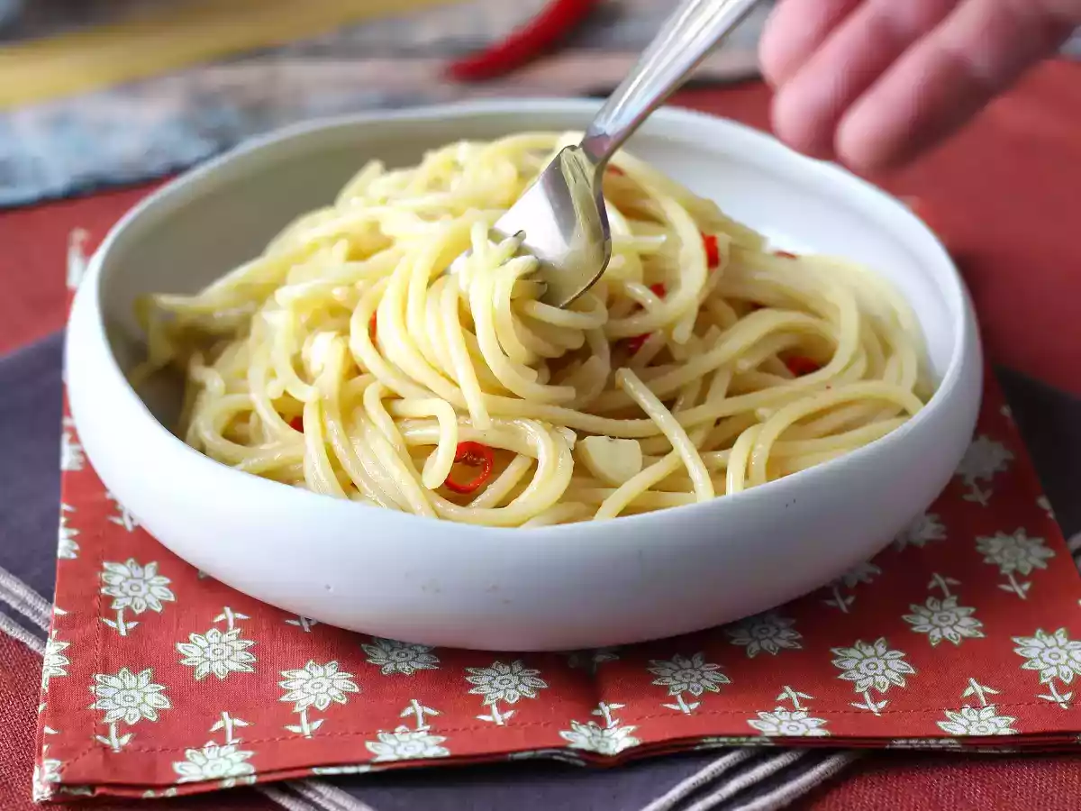 Спагетти aglio, olio e peperoncino: блюдо итальянской традиции, приготовленное в последнюю минуту - фото 6