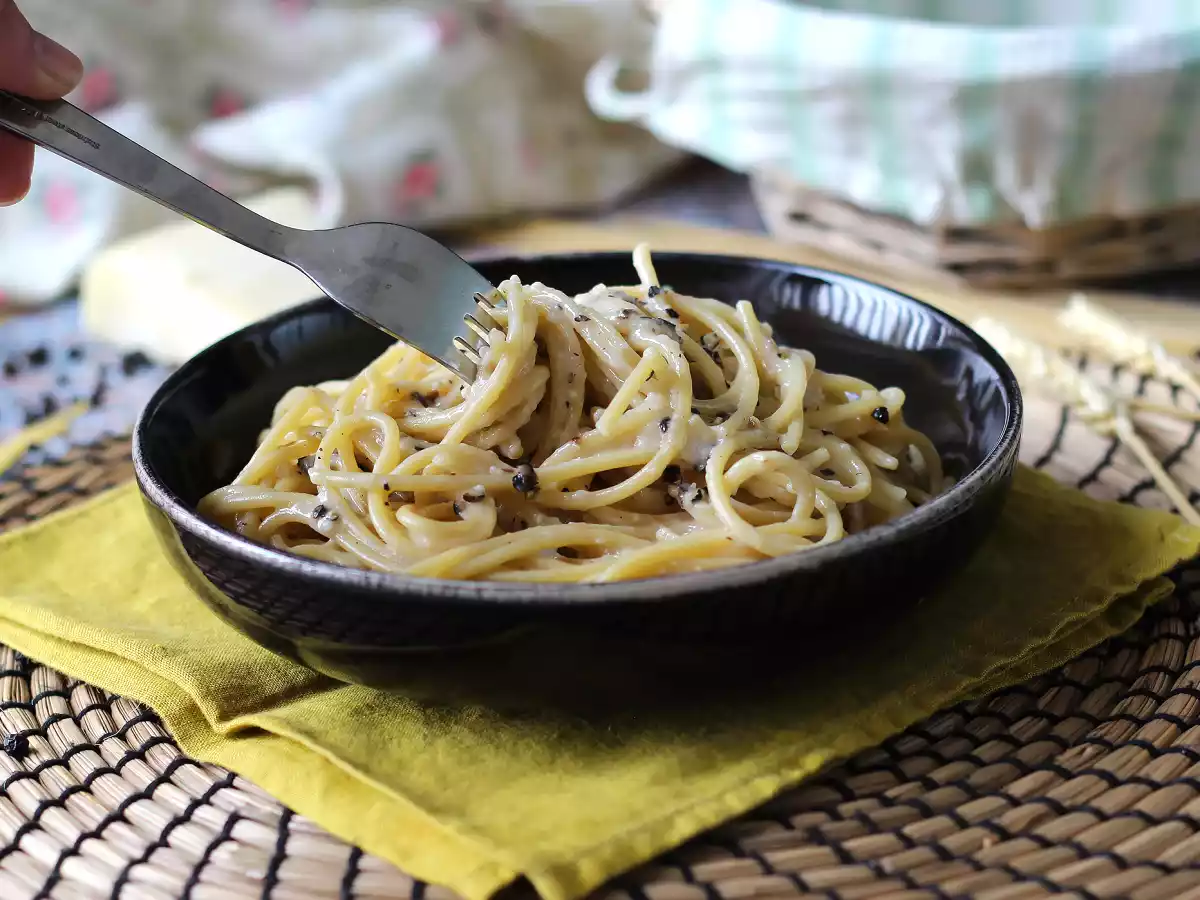 Спагетти cacio e pepe: 3 ингредиента, взрыв вкуса! - фото 4