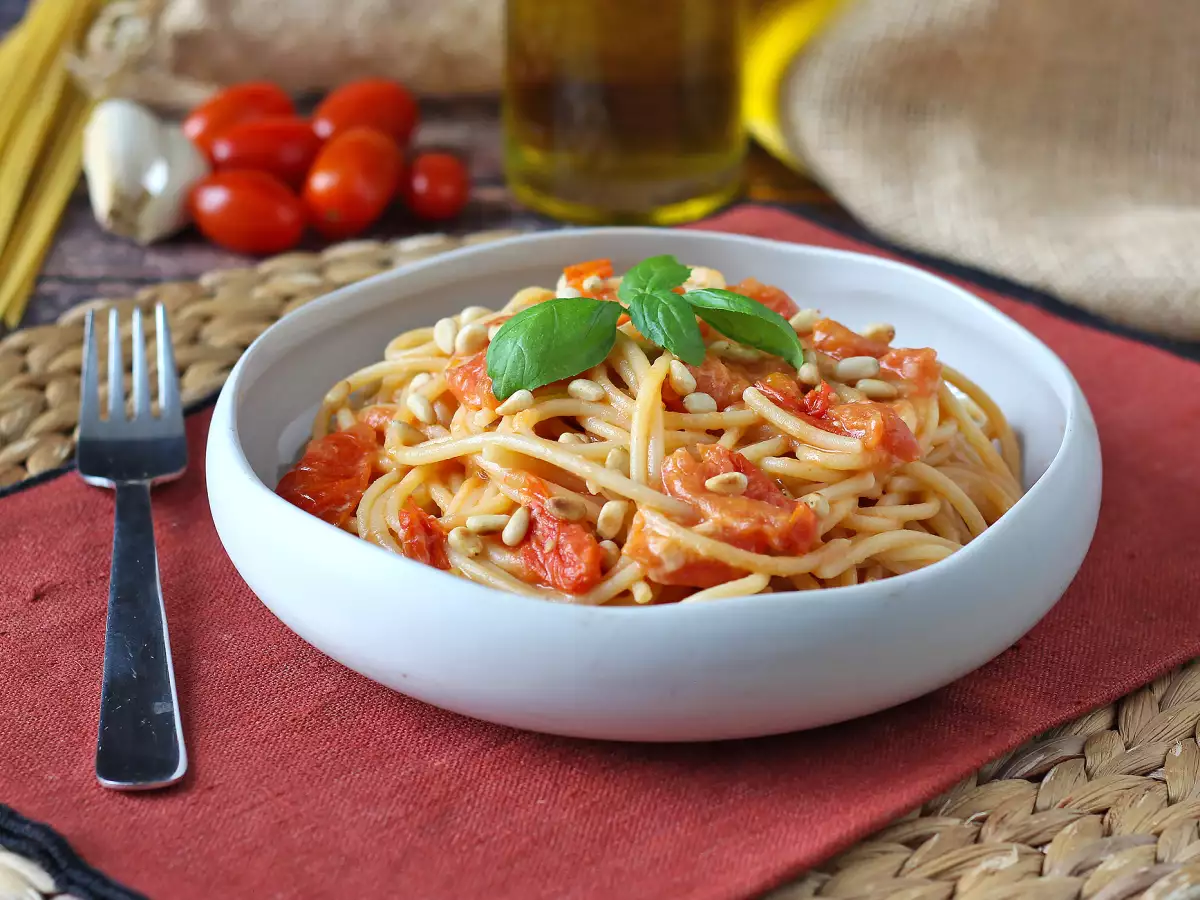Спагетти с помидорами черри и кедровыми орешками: нежный и ароматный рецепт - фото 4