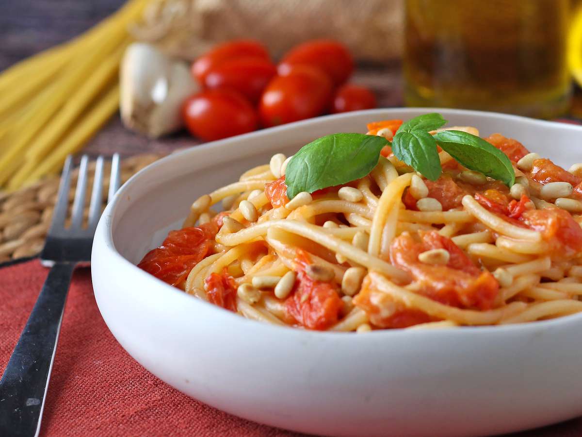 Спагетти с помидорами черри и кедровыми орешками: сливочный и ароматный рецепт
